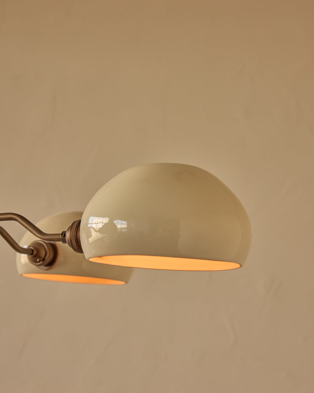#shade-color_cream #Metal-+-Wood-Finish_Antique Brass / Black Walnut