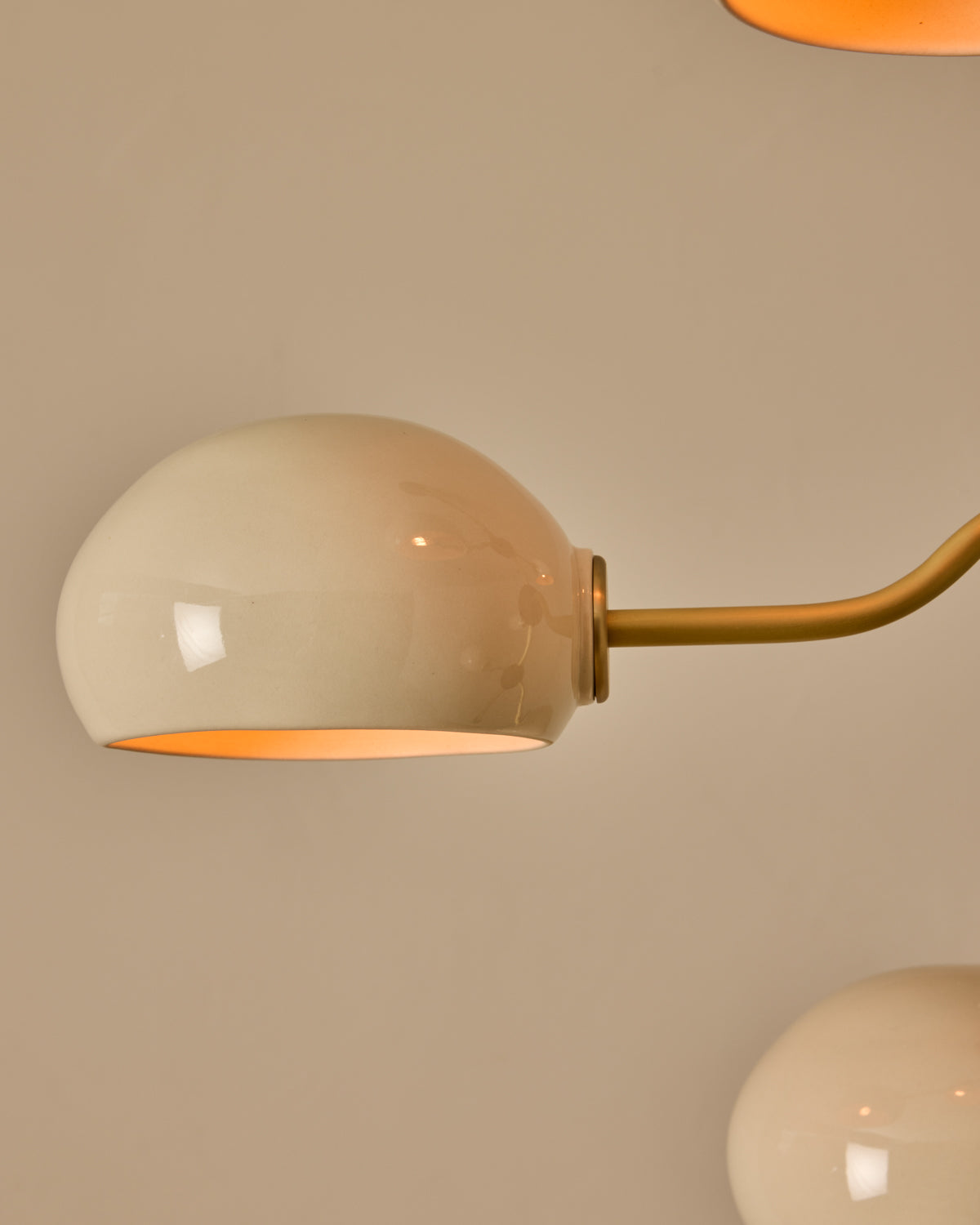 #shade-color_cream #Metal-+-Wood-Finish_Satin Brass / Black Walnut