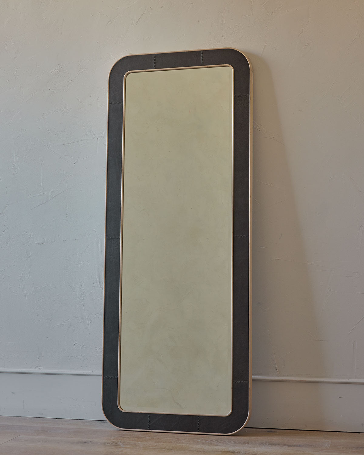 #leather-finish_cinder #size_Large - 24" x 60"