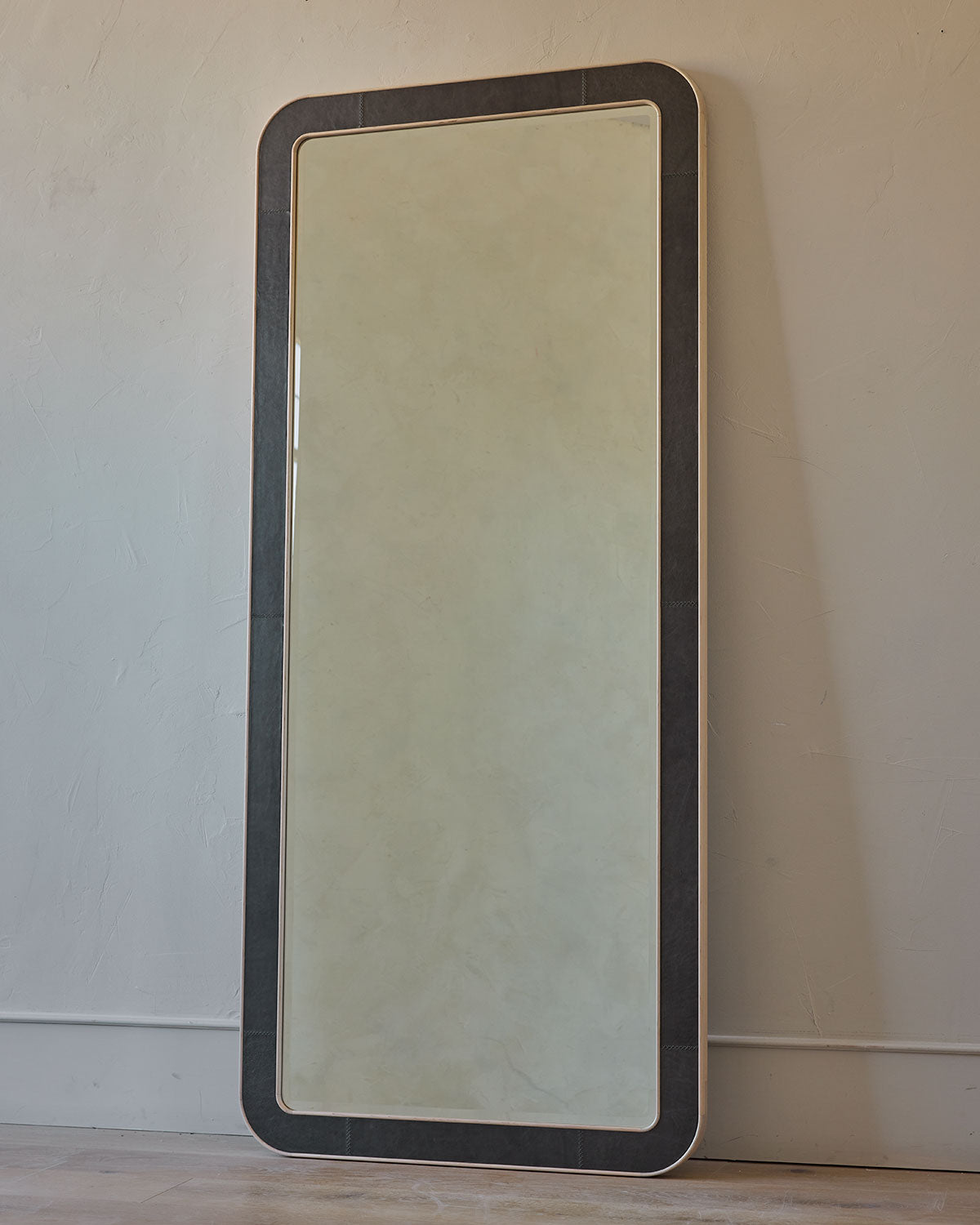 #leather-finish_cinder #size_XL - 32" x 72"