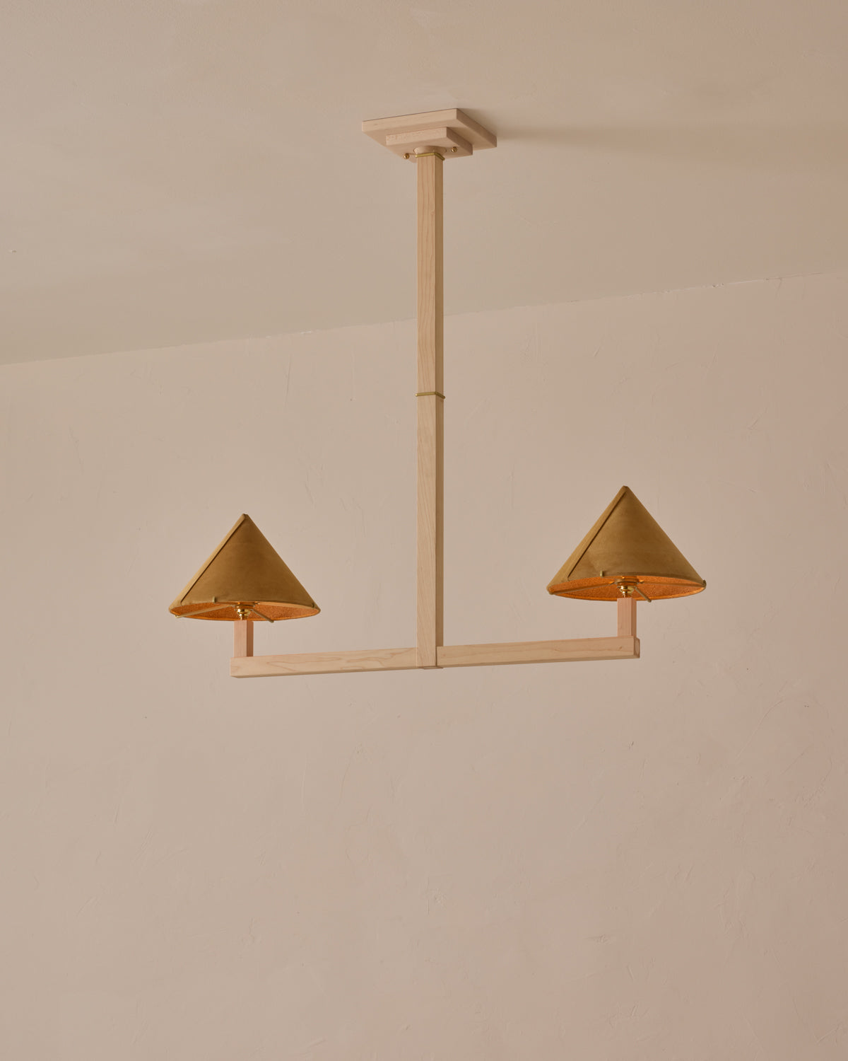 #wood-finish_clear maple #shade-finish_camel suede