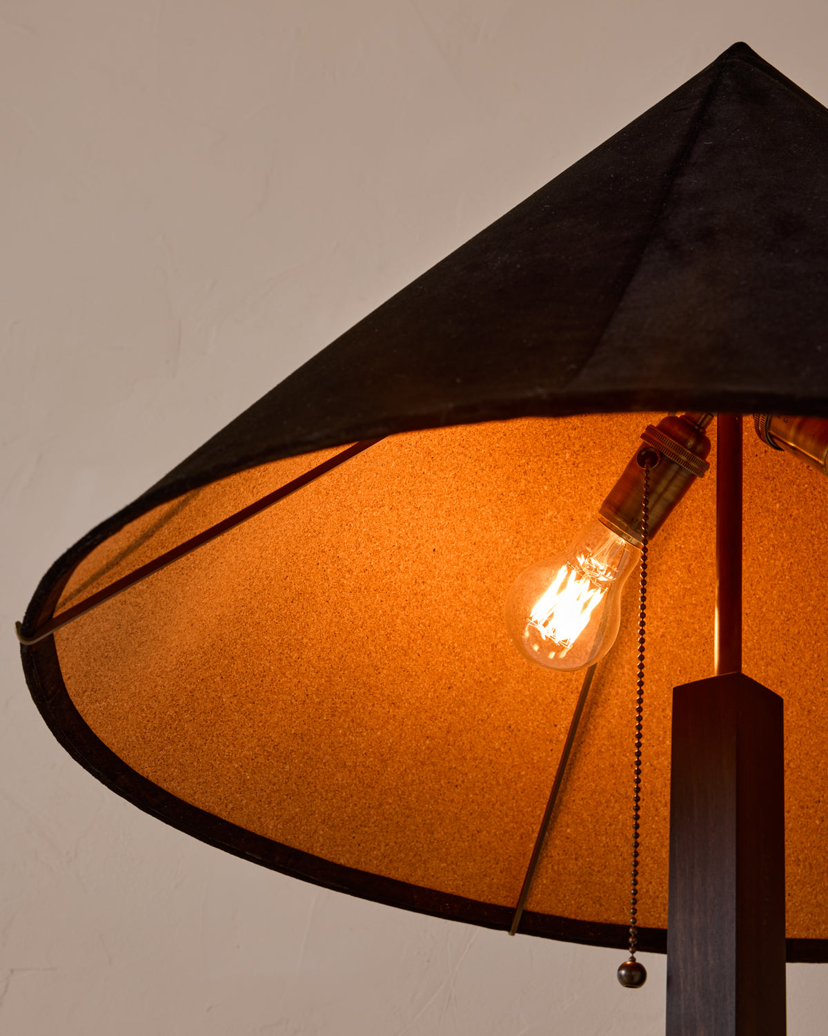 #shade-finish_anthracite suede
#wood-finish_dark wash maple