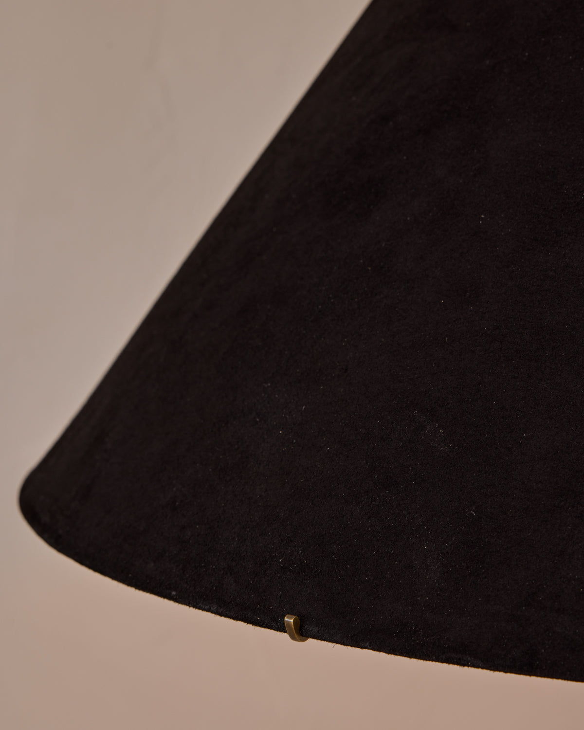 #shade-finish_anthracite suede
#wood-finish_black walnut