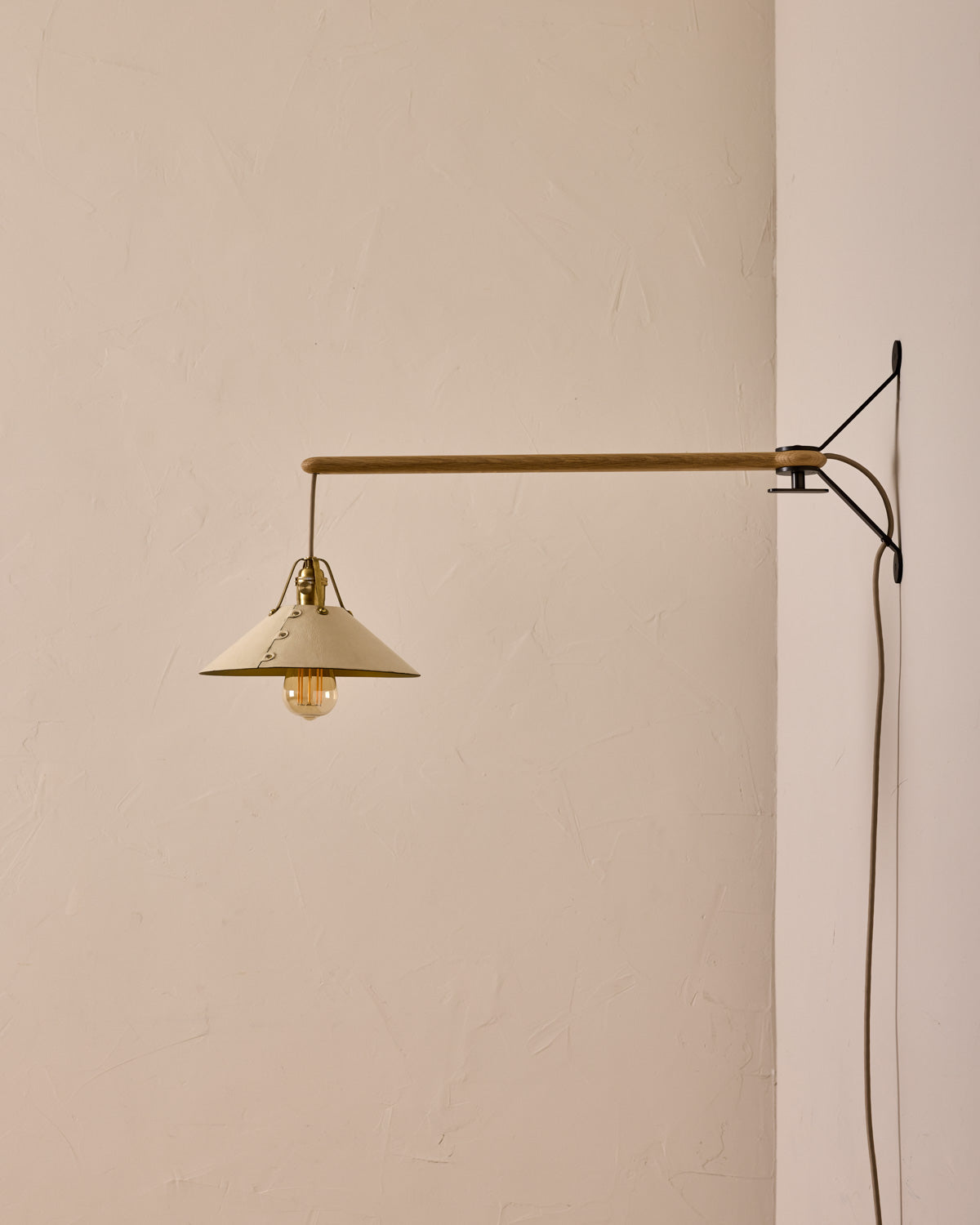 #leather-shade_eggshell #size_medium #wiring_plug-in