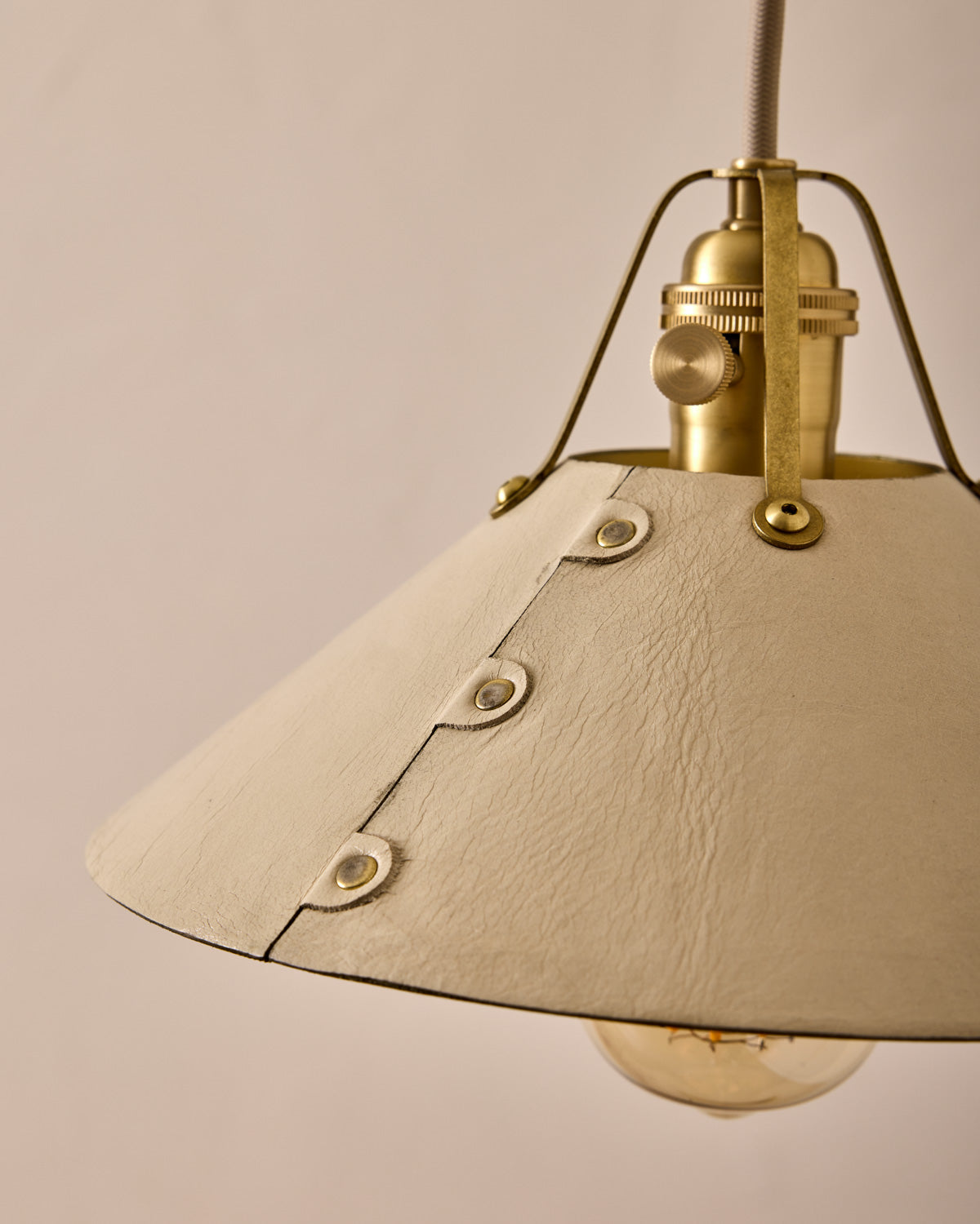 #leather-shade_eggshell #size_medium