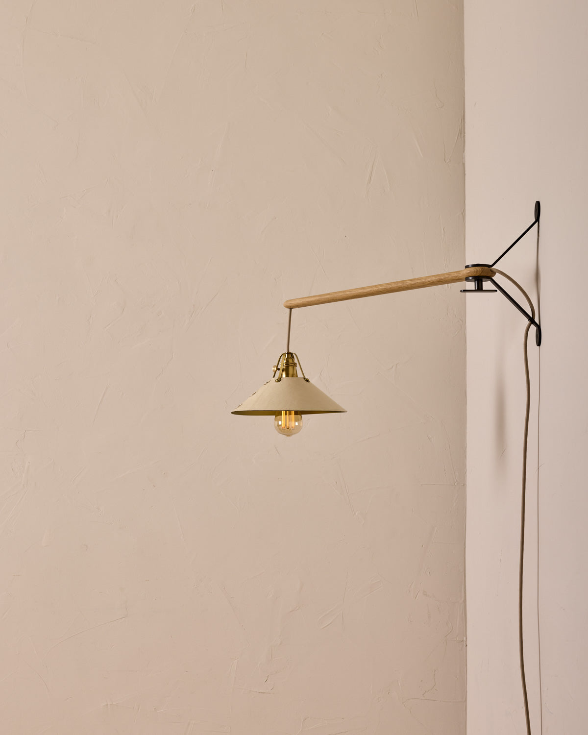 #leather-shade_eggshell #size_medium #wiring_plug-in