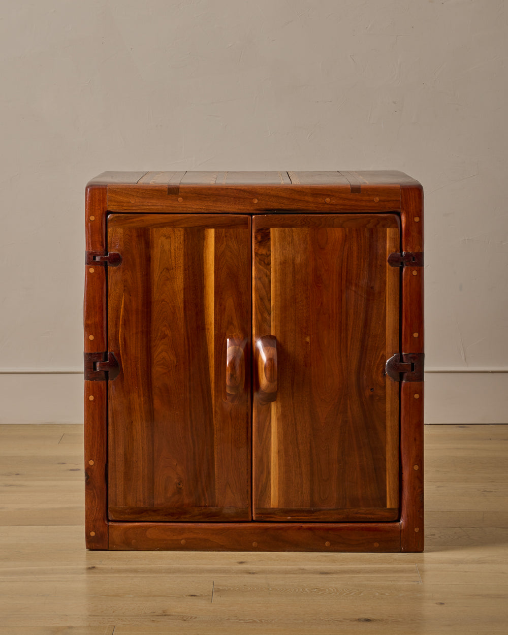 #style_Cabinet with Pullout Shelves