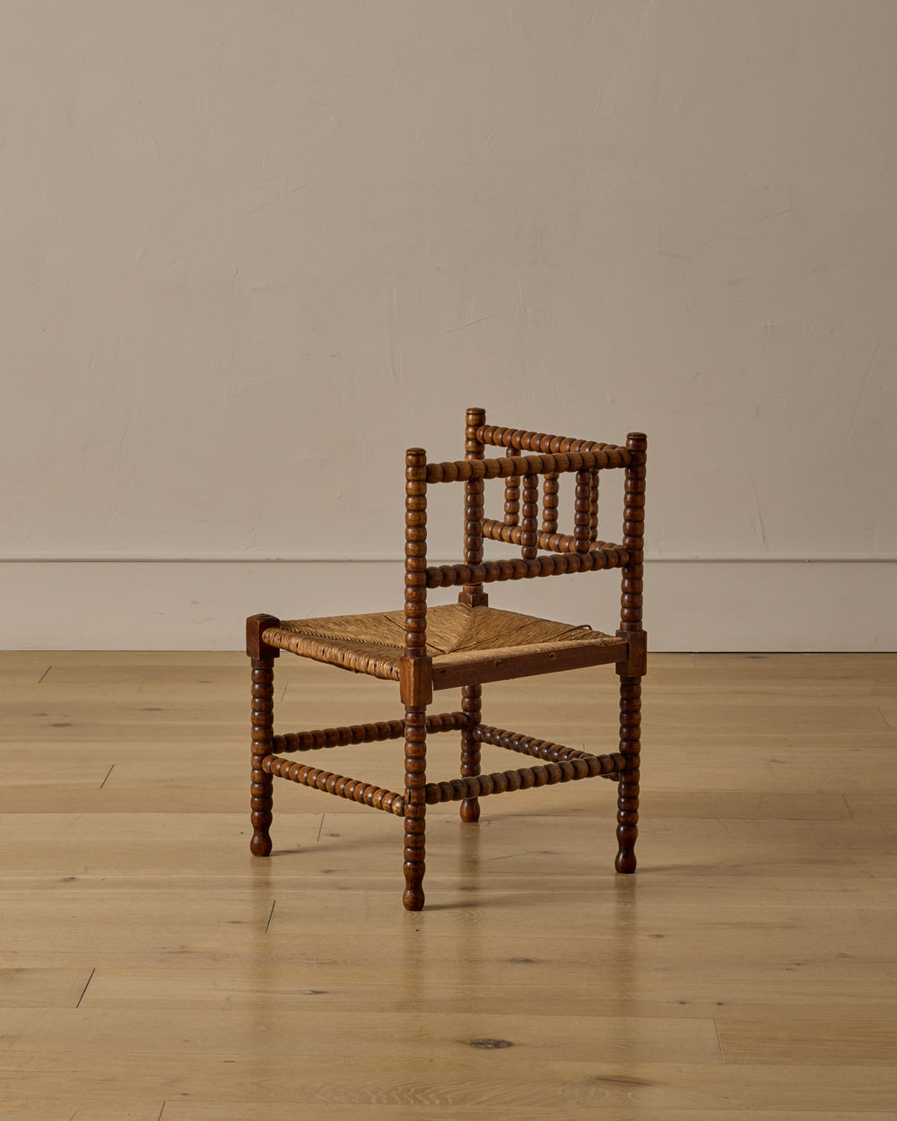 Corner Rounded Bobbin Chair
