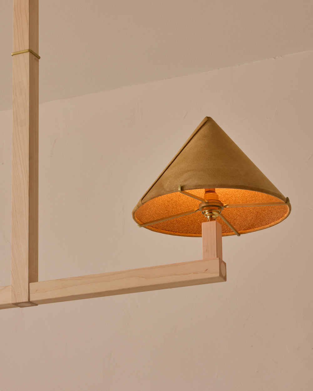 #wood-finish_clear maple #shade-finish_camel suede