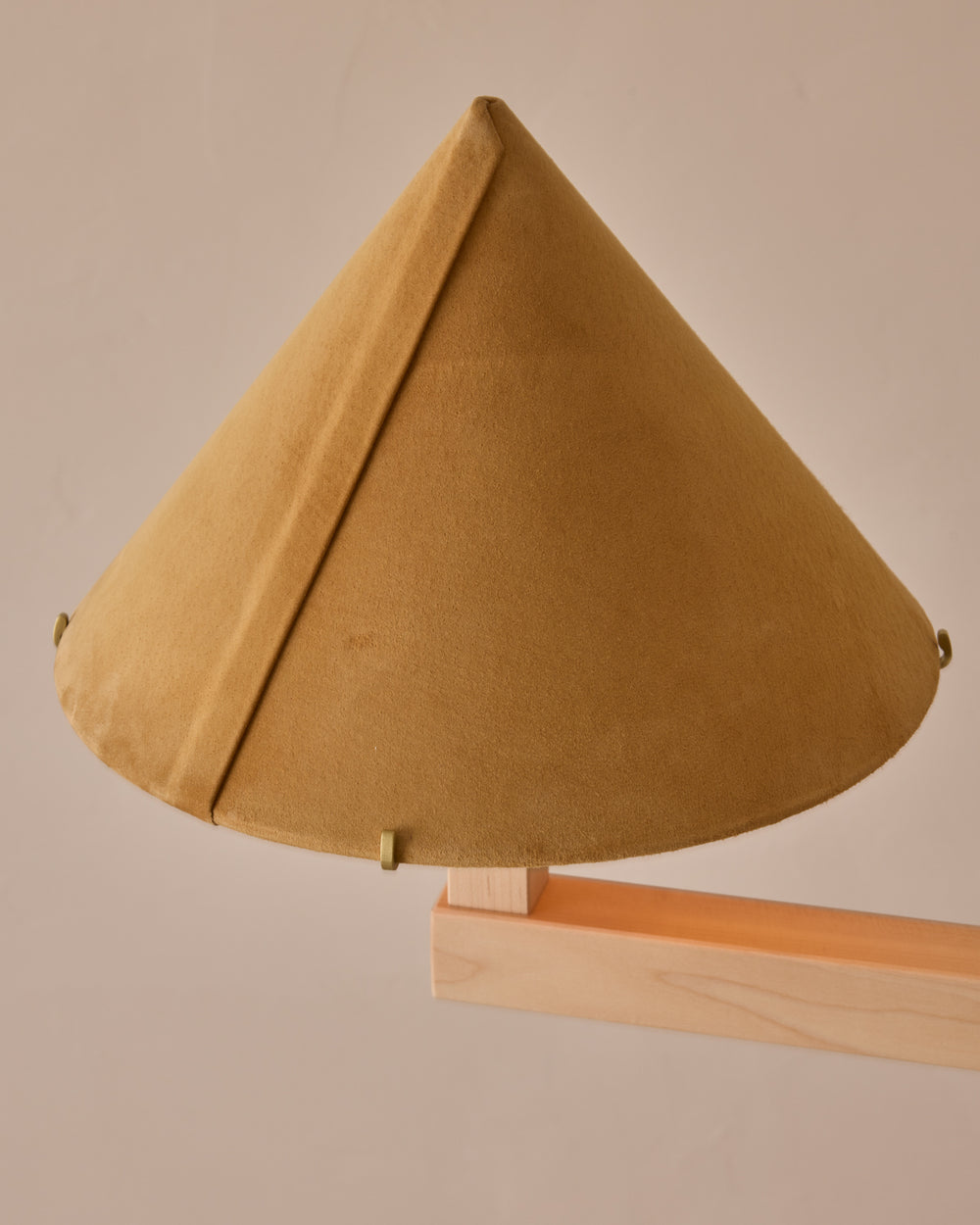 #wood-finish_clear maple #shade-finish_camel suede
