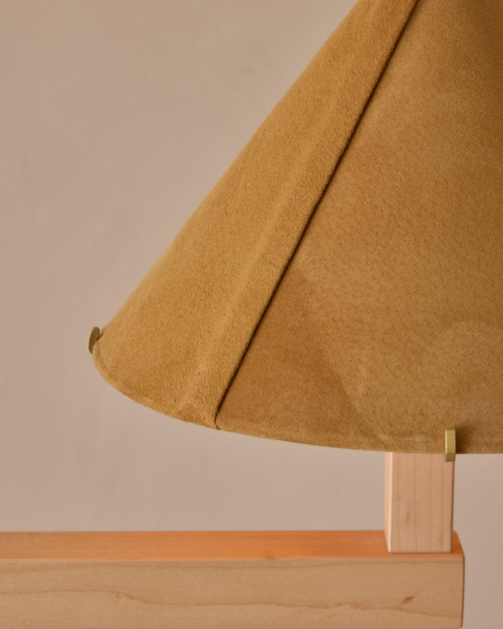 #wood-finish_clear maple #shade-finish_camel suede
