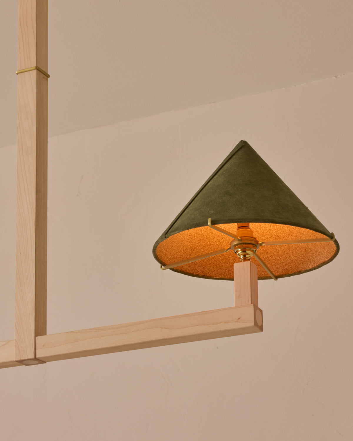 #wood-finish_clear maple #shade-finish_loden suede