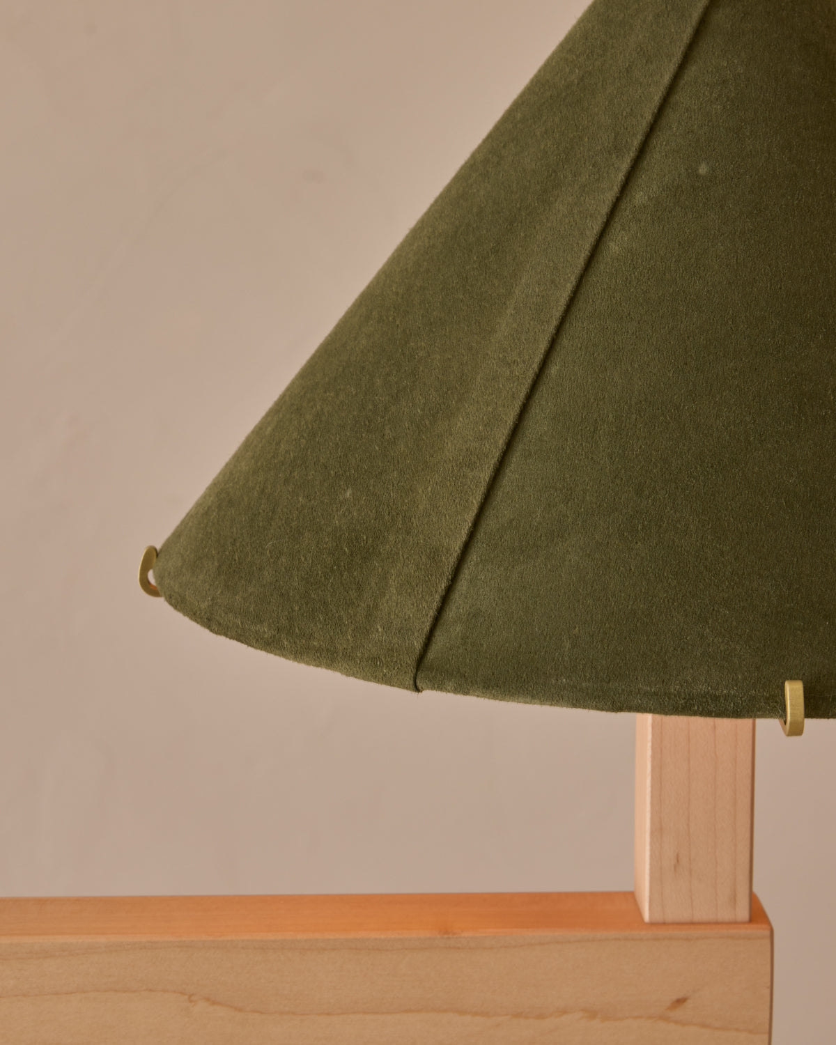 #wood-finish_clear maple #shade-finish_loden suede