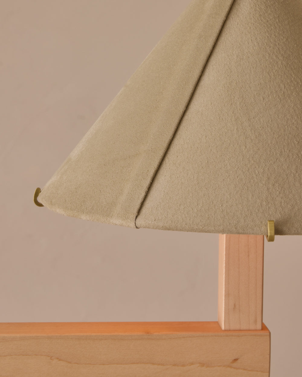#wood-finish_clear maple #shade-finish_stone suede