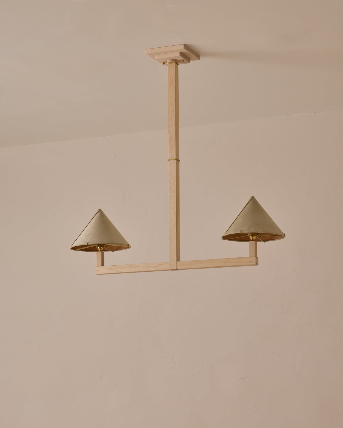 #wood-finish_clear maple #shade-finish_stone suede