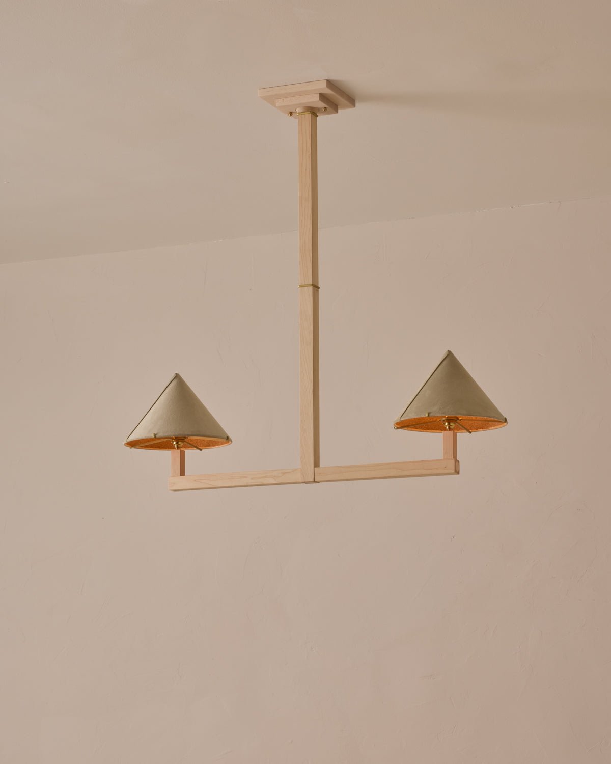 #wood-finish_clear maple #shade-finish_stone suede