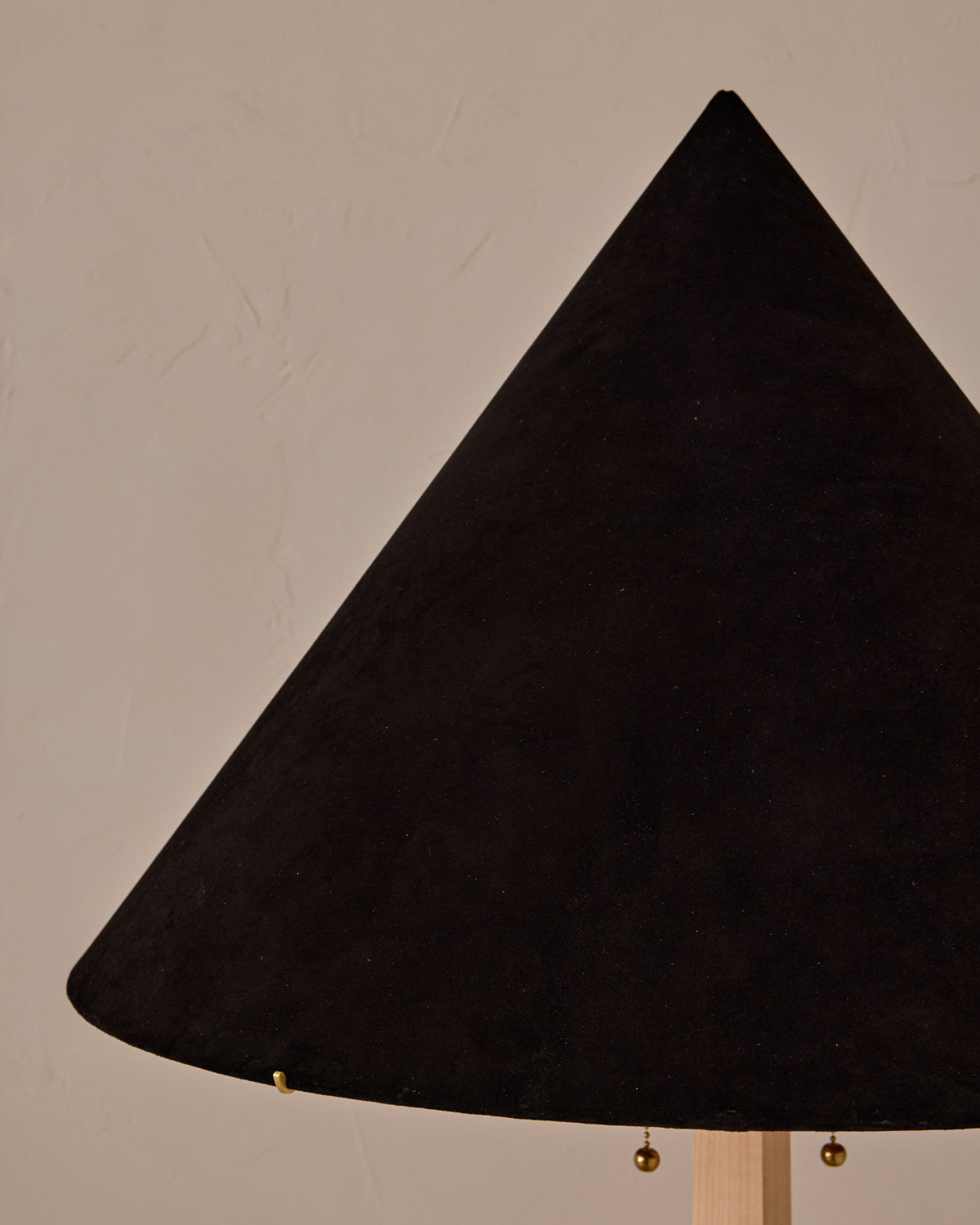 #shade-finish_anthracite suede
#wood-finish_clear maple