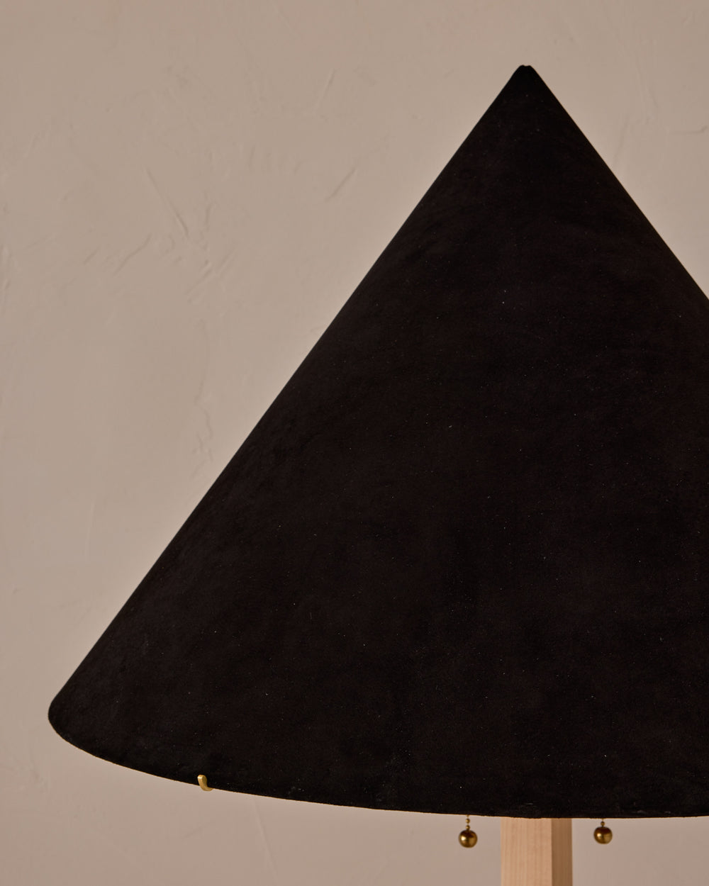 #shade-finish_anthracite suede
#wood-finish_clear maple