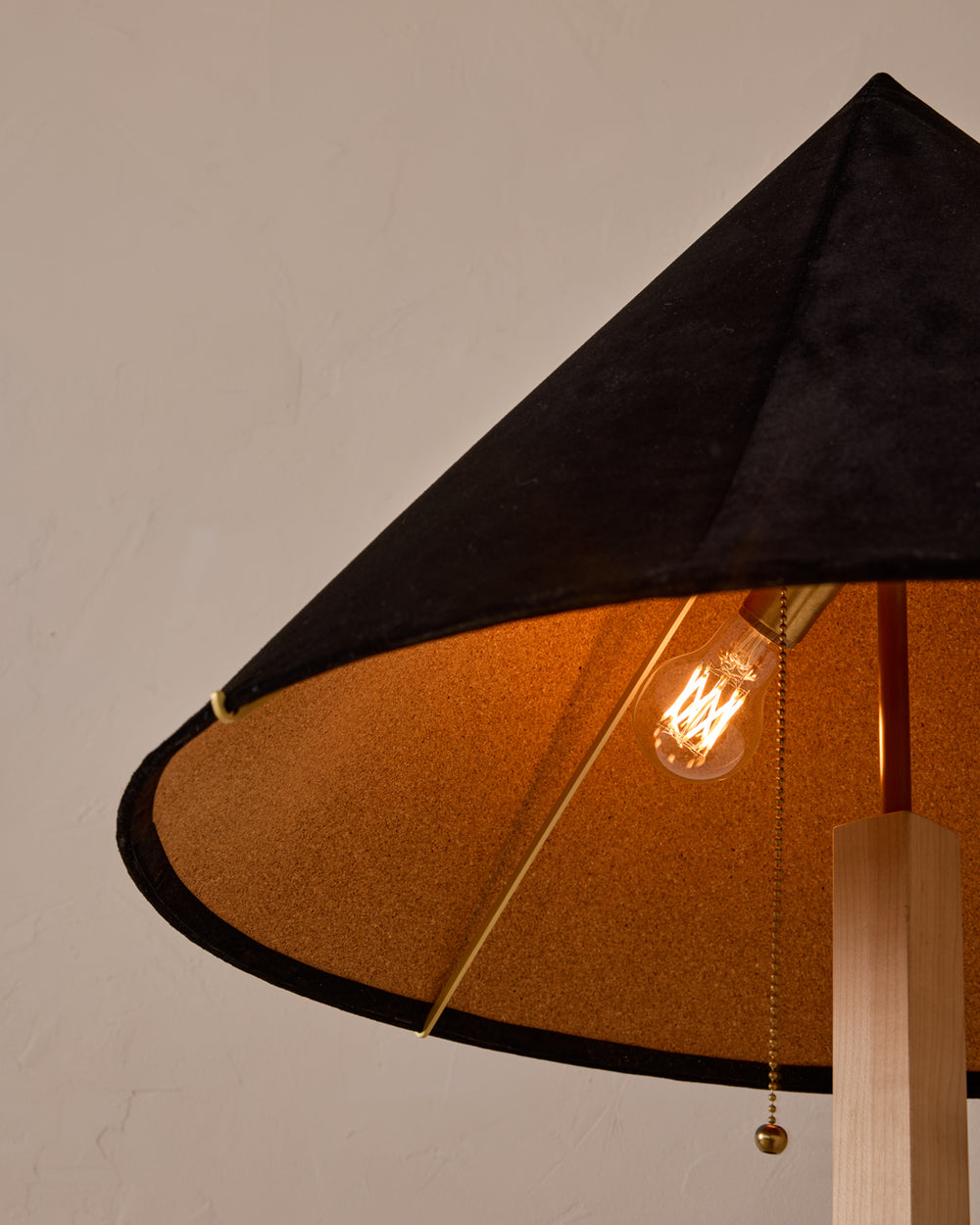 #shade-finish_anthracite suede
#wood-finish_clear maple