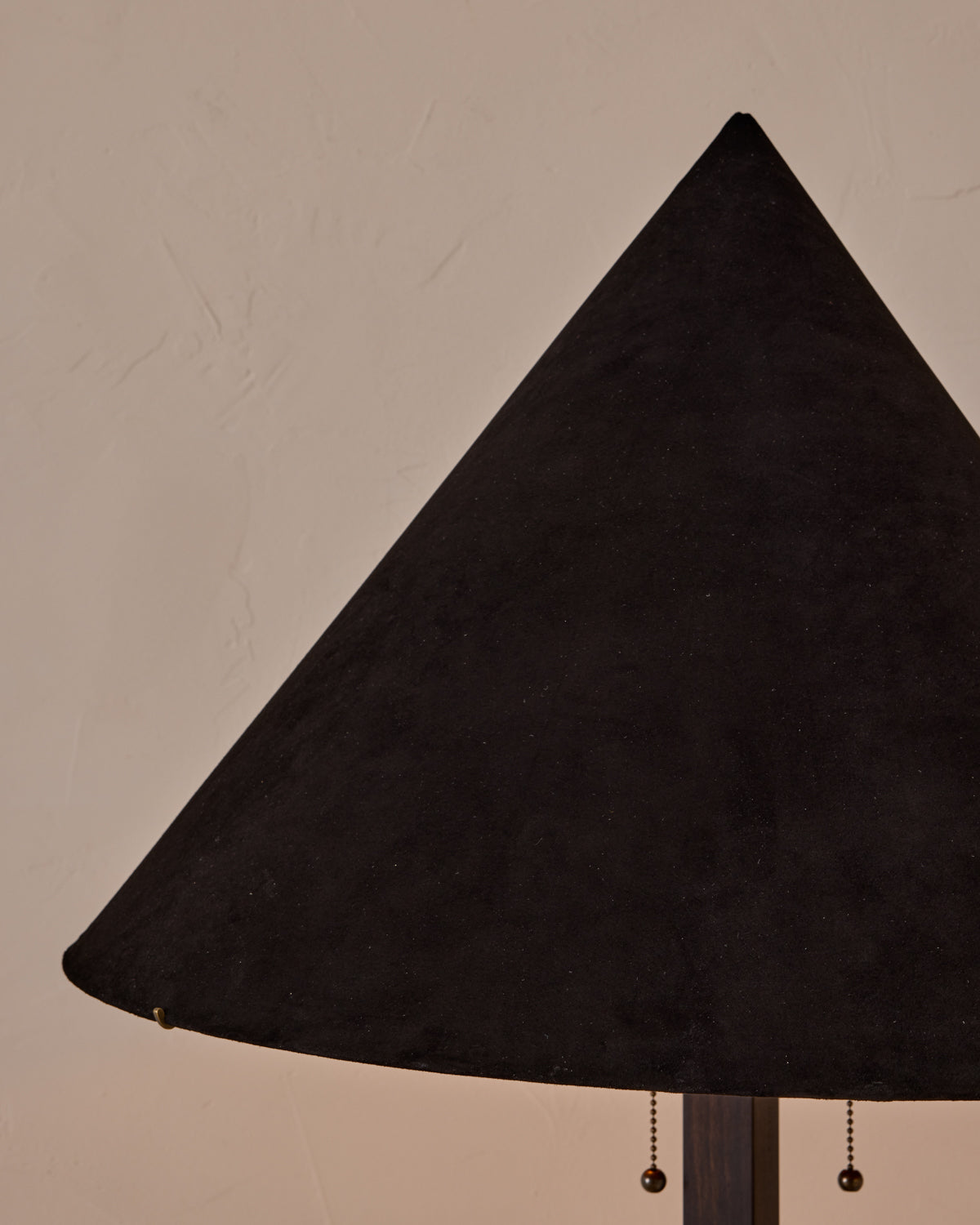#shade-finish_anthracite suede
#wood-finish_dark wash maple