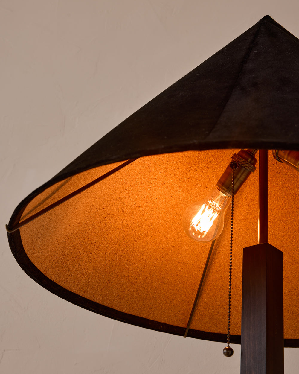 #shade-finish_anthracite suede
#wood-finish_dark wash maple