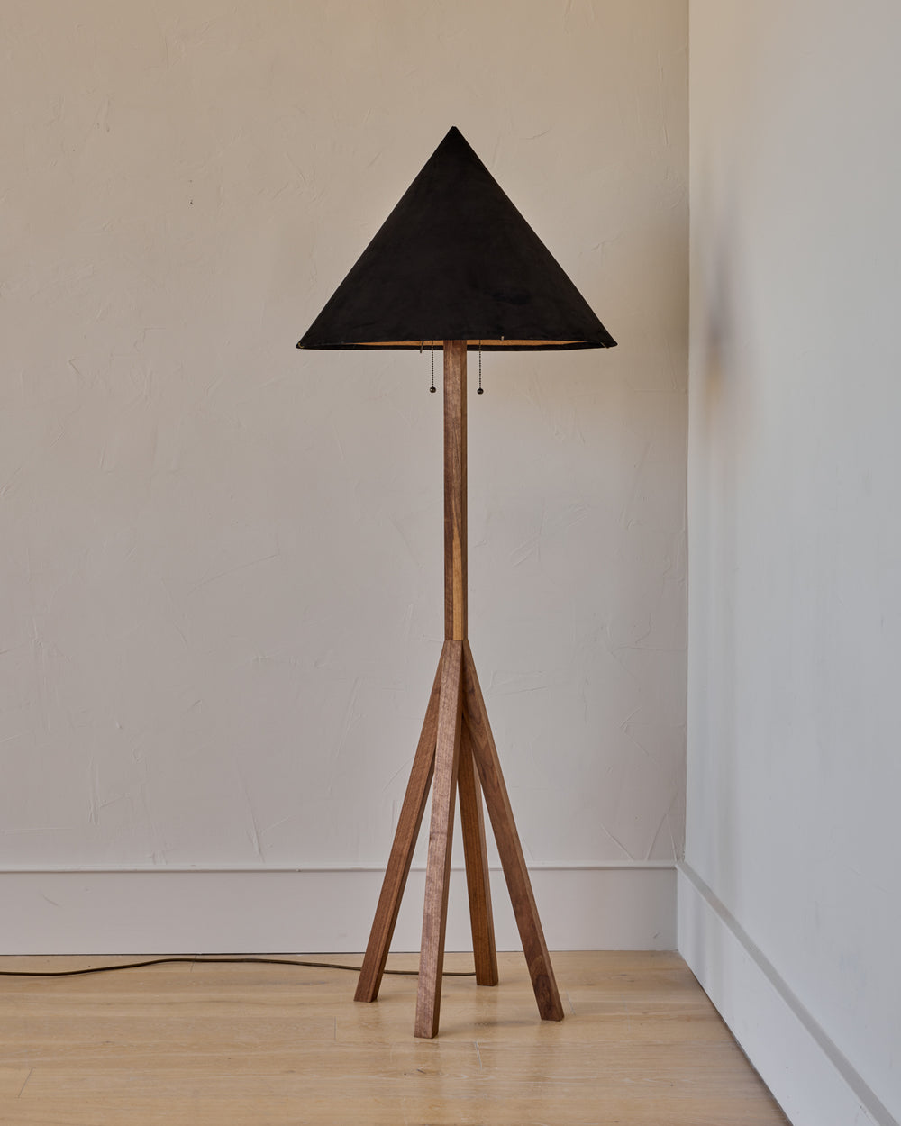#shade-finish_anthracite suede
#wood-finish_black walnut