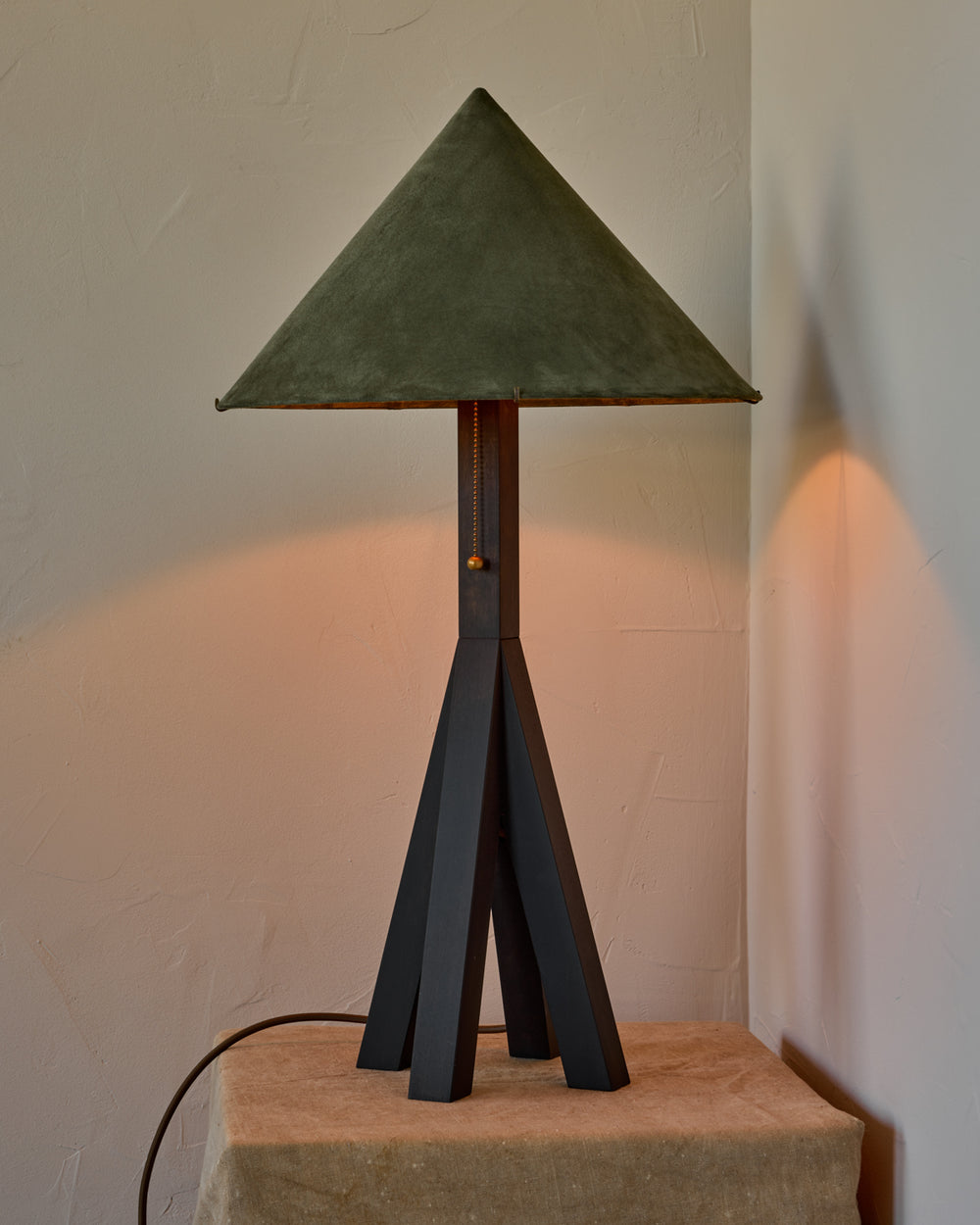 #shade-finish_loden suede
#wood-finish_dark wash maple