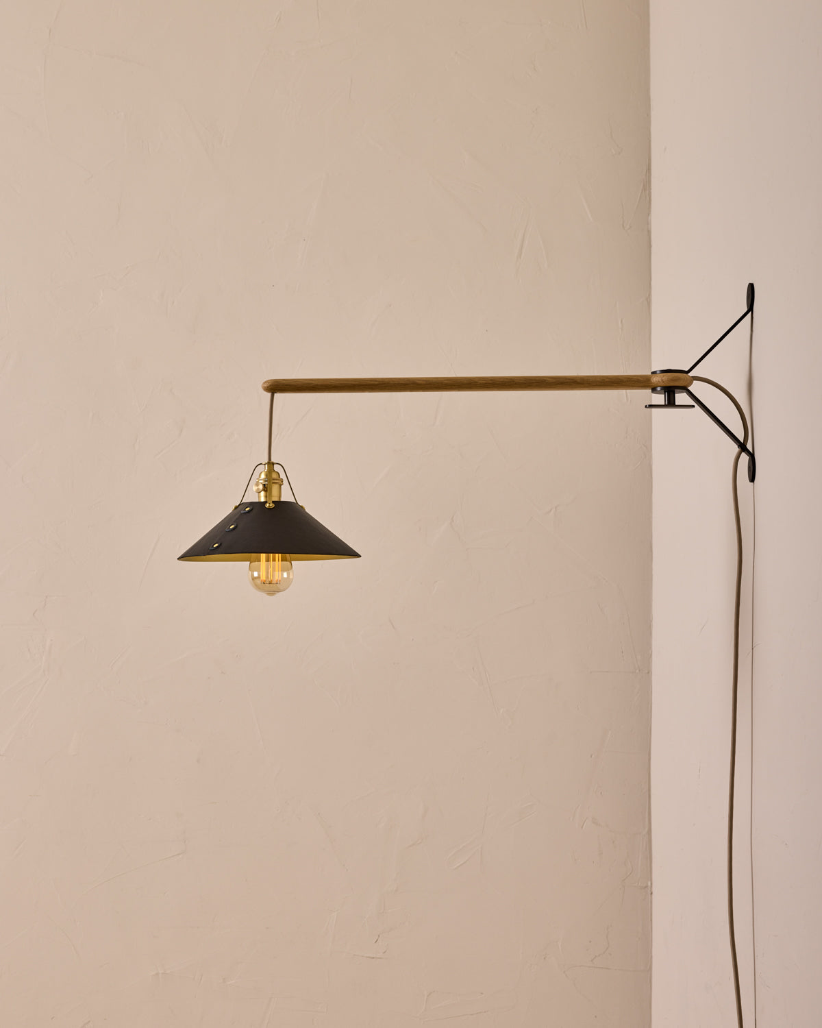 #leather-shade_black #size_medium #wiring_plug-in