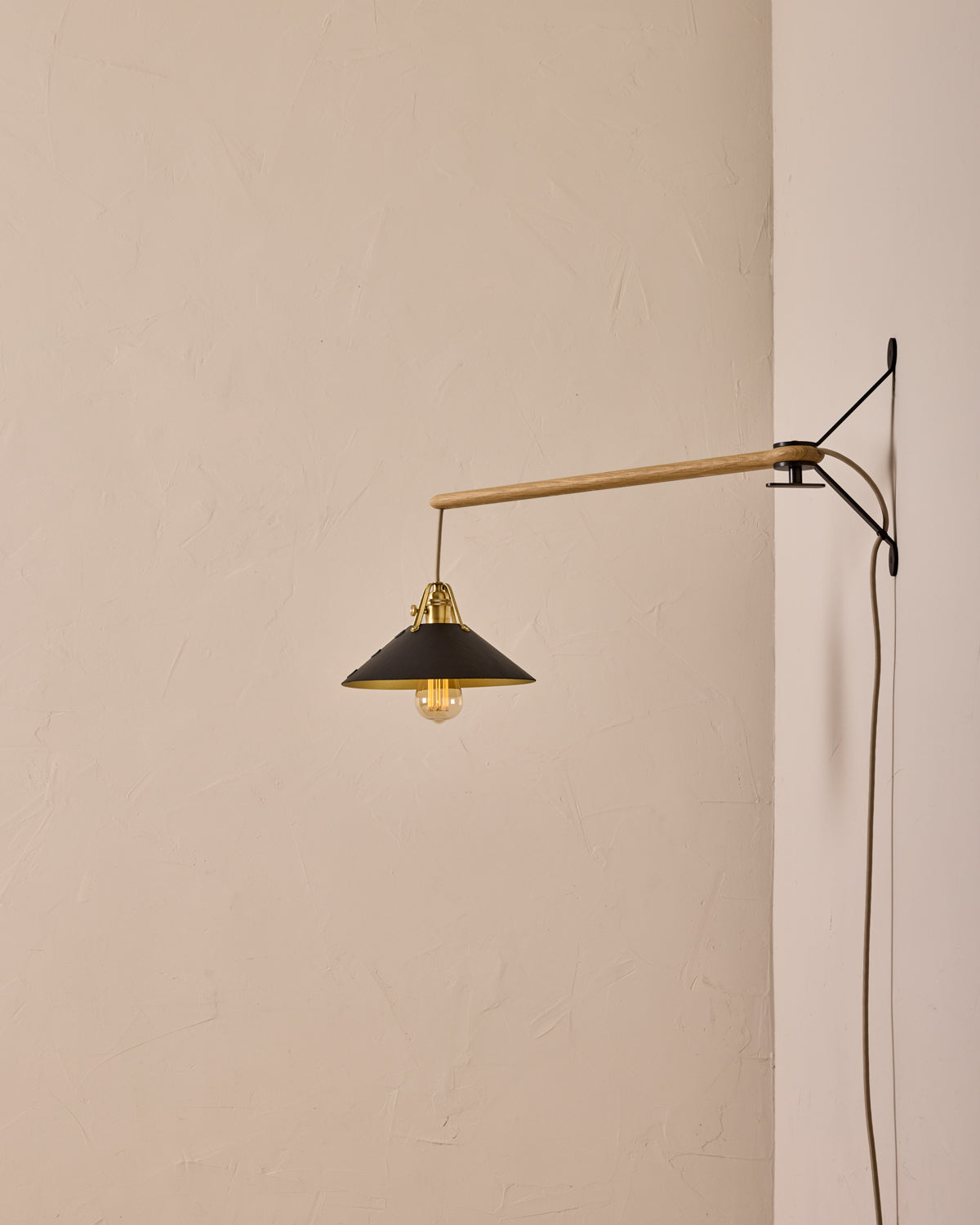 #leather-shade_black #size_medium #wiring_plug-in