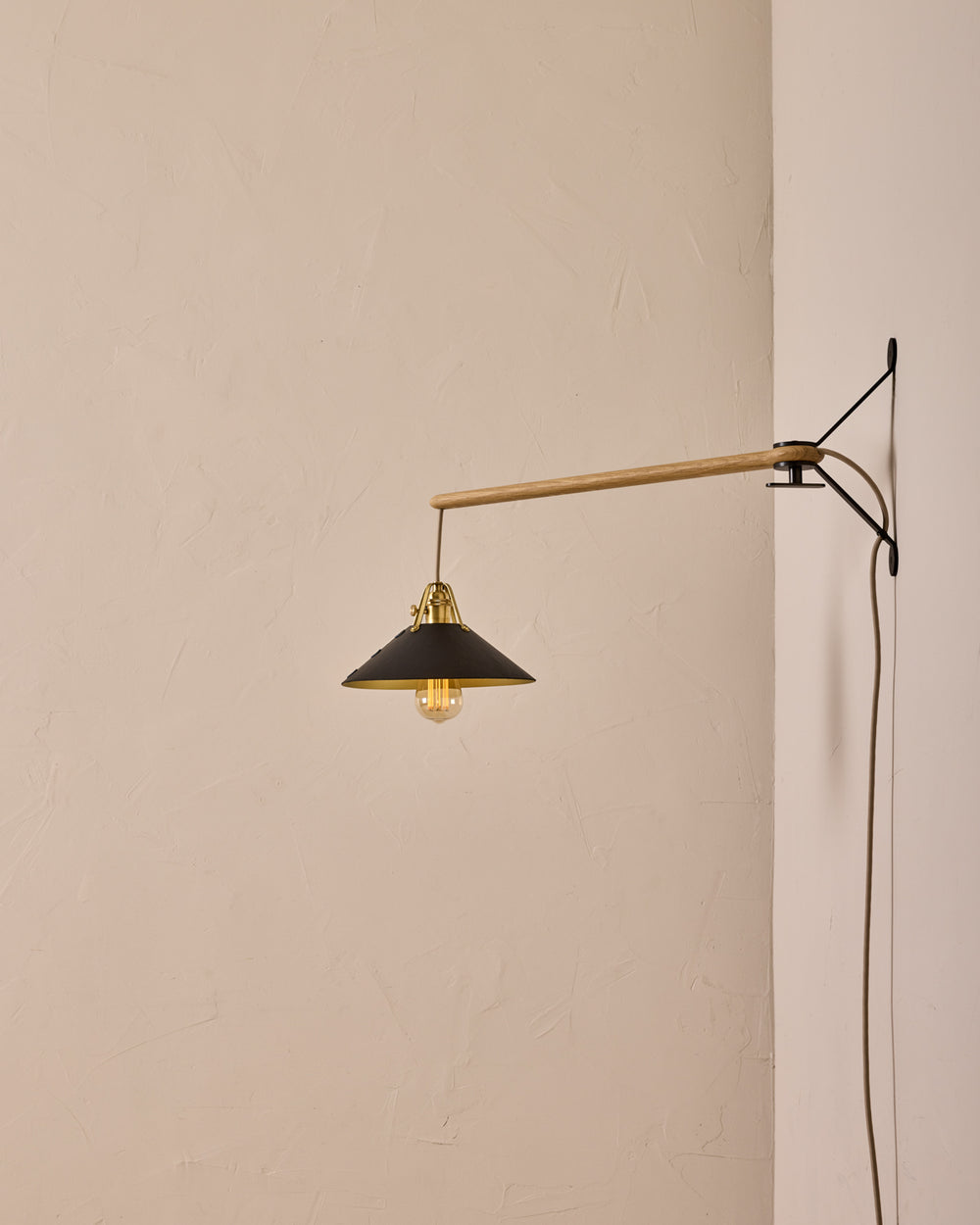 #leather-shade_black #size_medium #wiring_plug-in