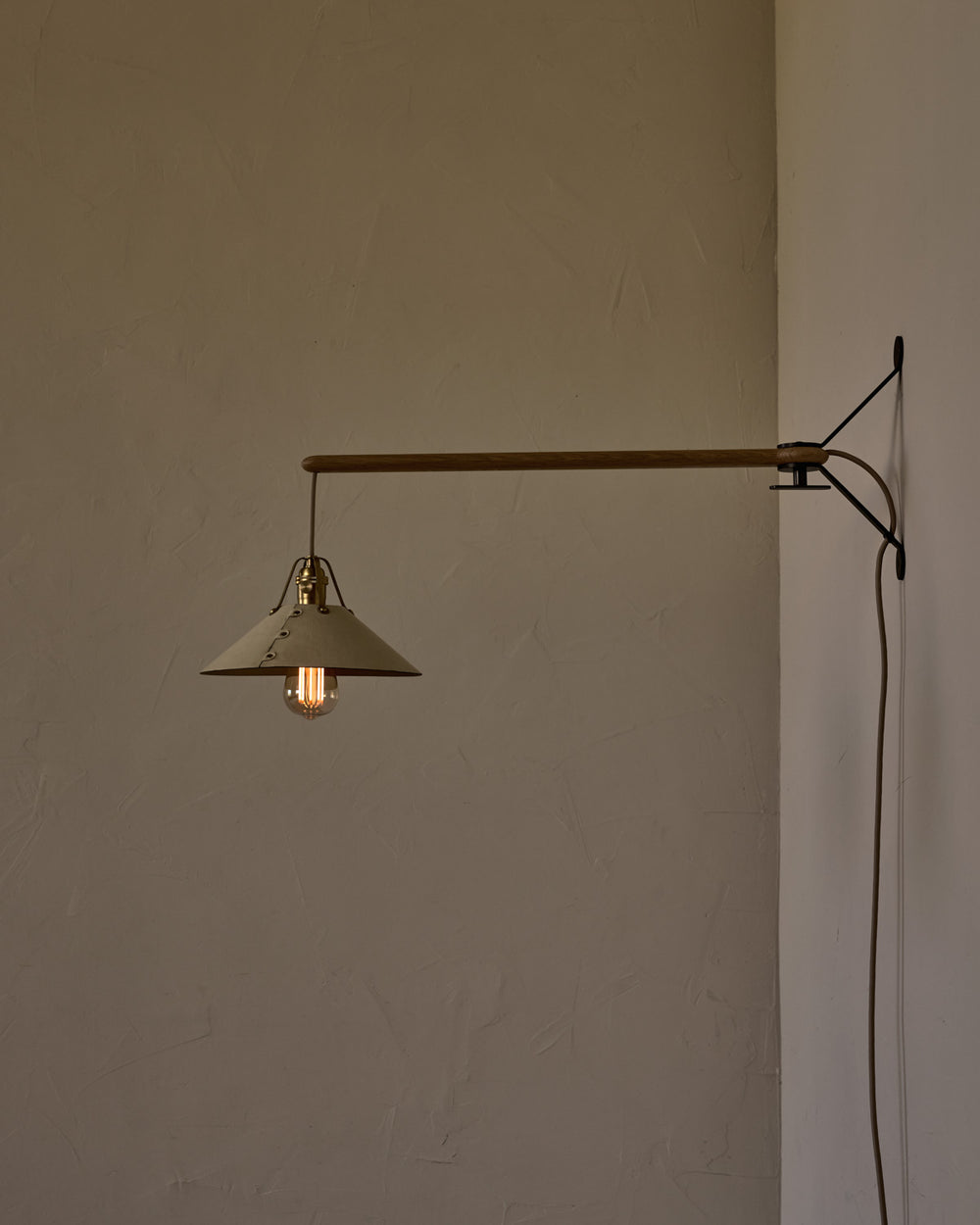 #leather-shade_eggshell #size_medium #wiring_plug-in