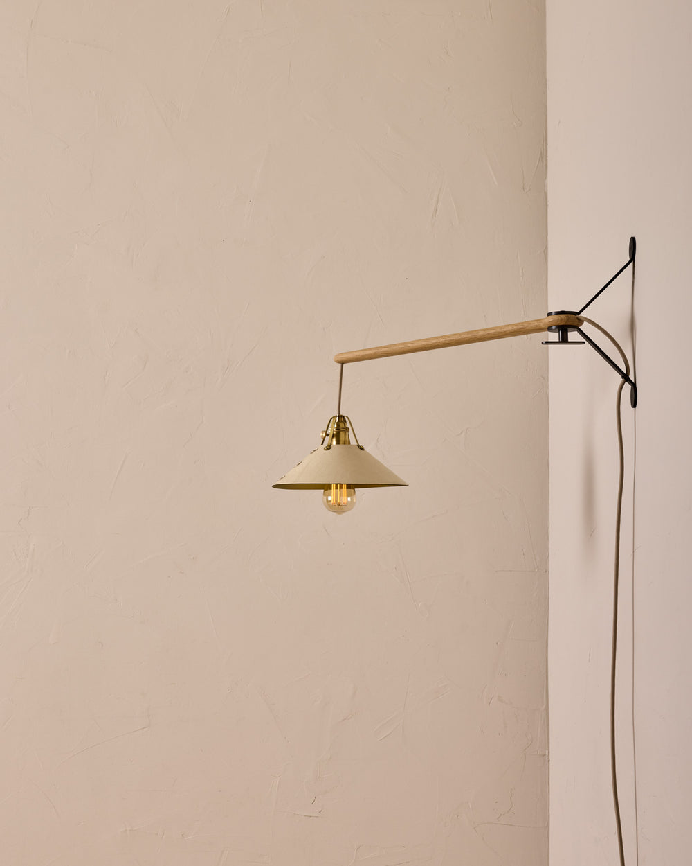 #leather-shade_eggshell #size_medium #wiring_plug-in