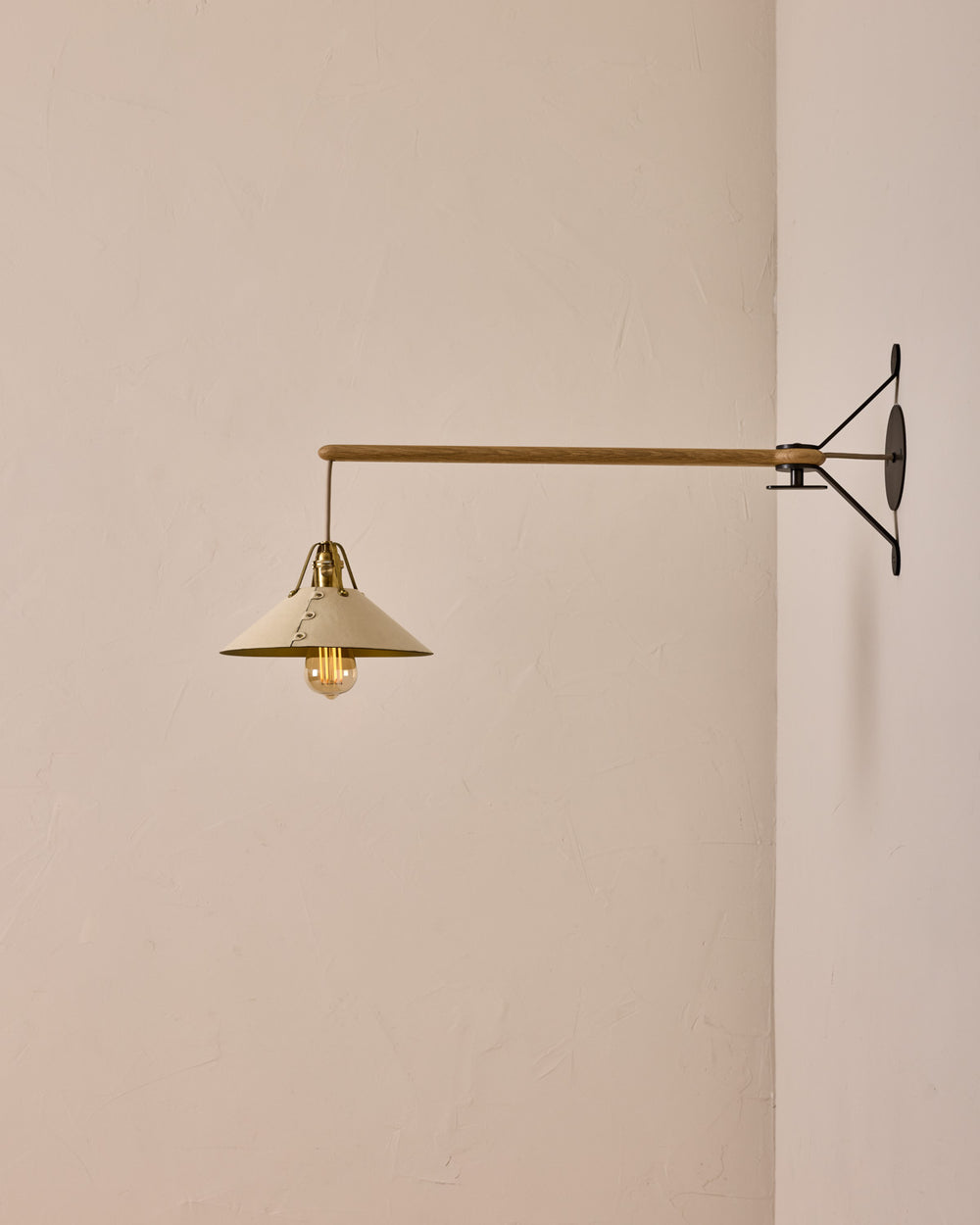 #leather-shade_eggshell #size_medium #wiring_hardwired