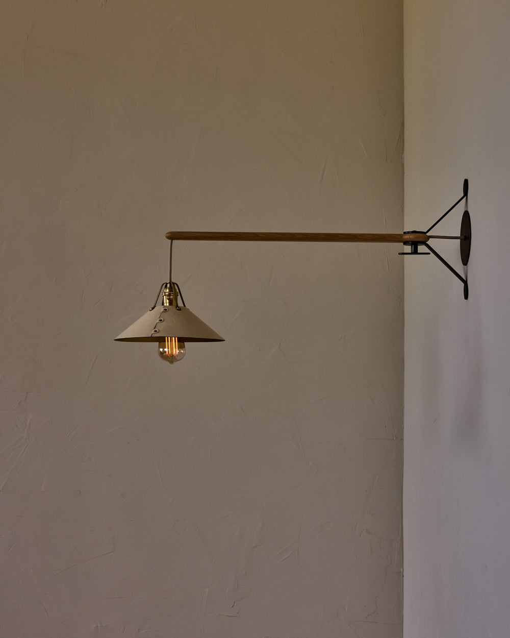 #leather-shade_eggshell #size_medium #wiring_hardwired