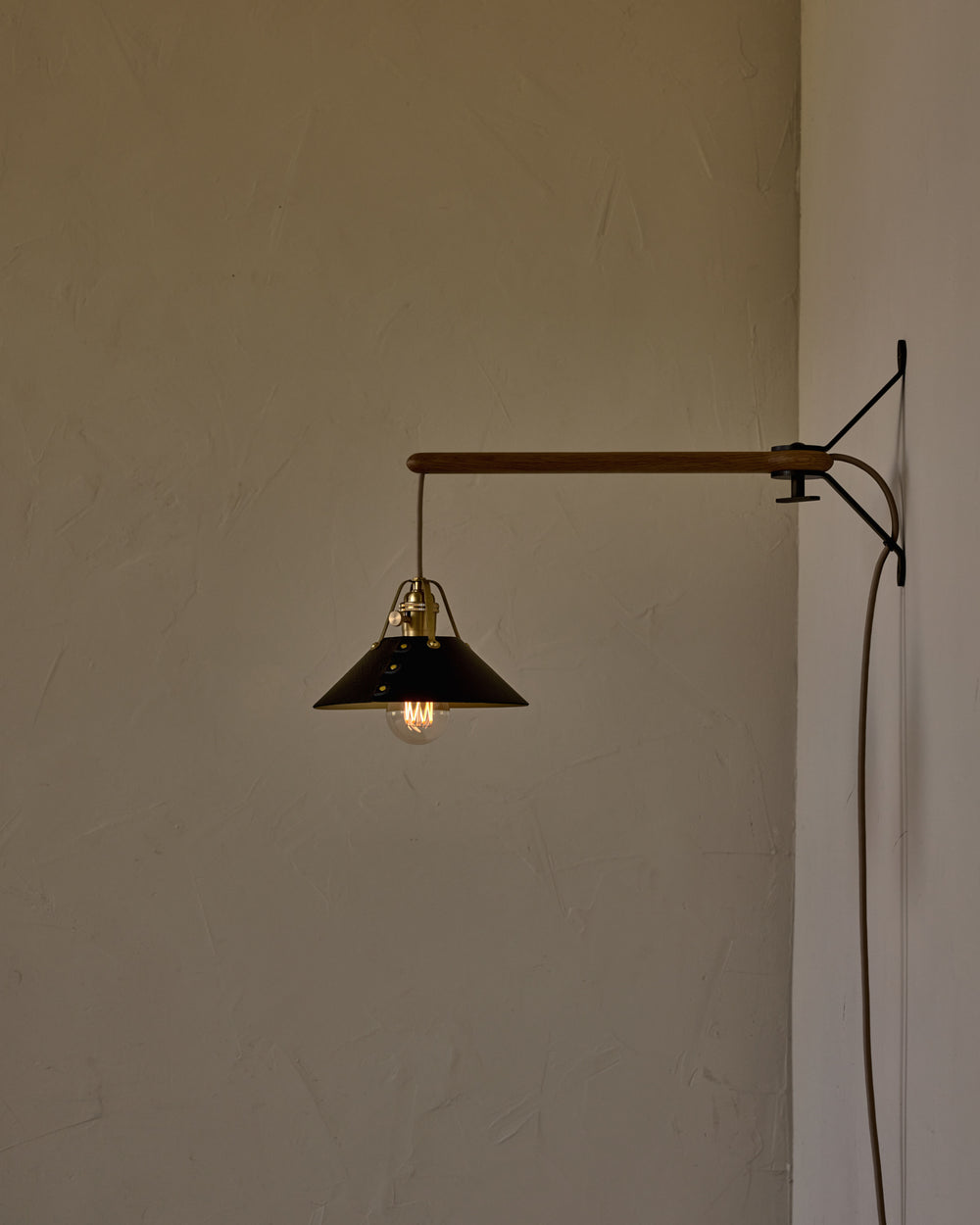 #leather-shade_black  #size_small #wiring_plug-in