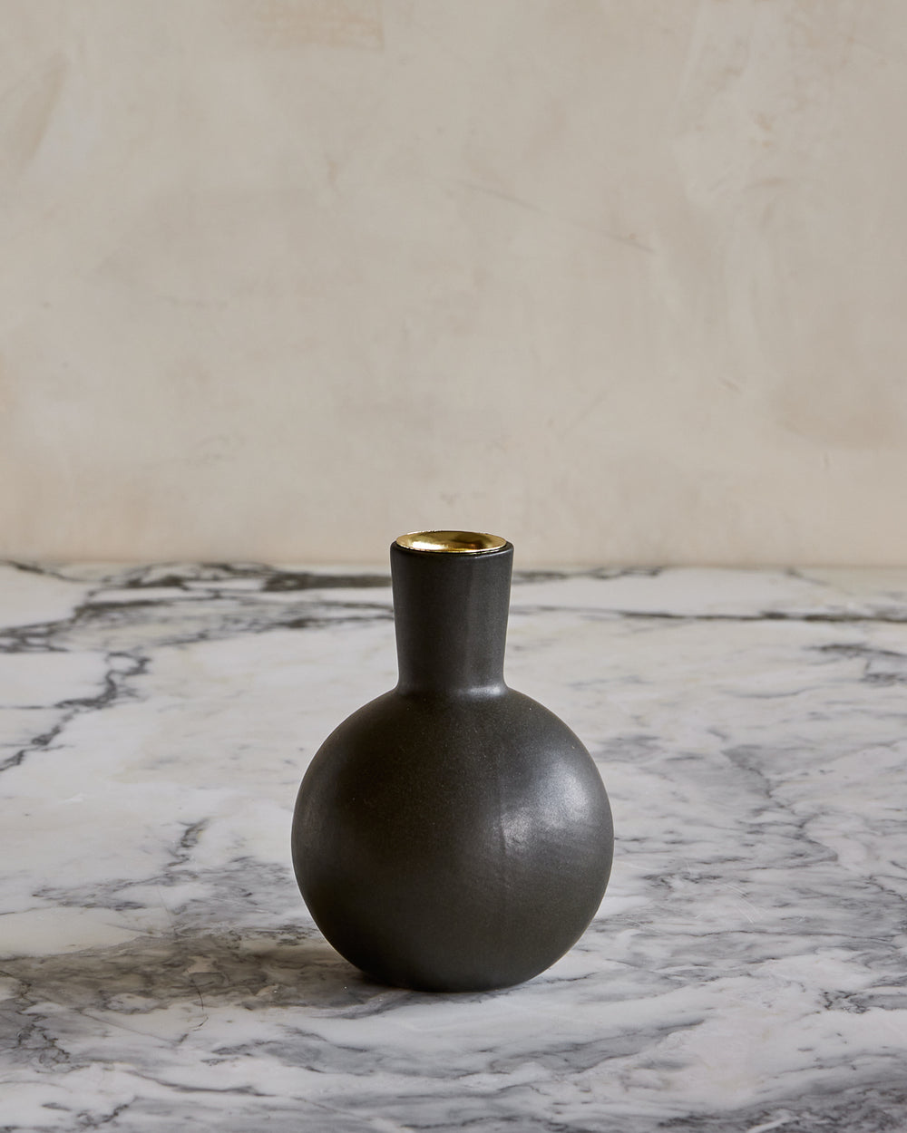 Round Bobbi ceramic candle holder in matte black glaze #style_bobbi
