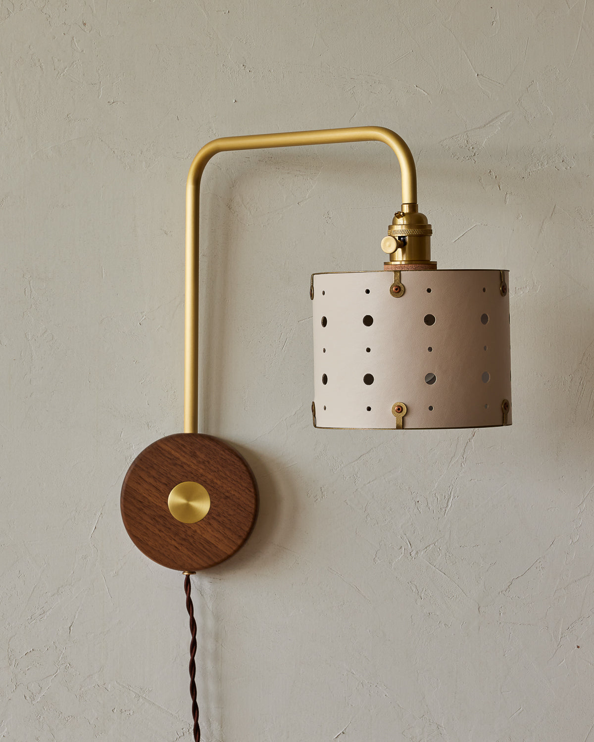 Articulating satin brass plug-in wall sconce with white handstitched shade and walnut backplate #color_dogwood